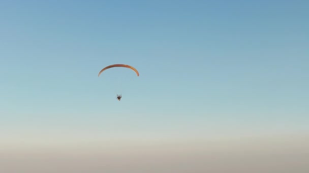 Αεροφωτογραφία Ενός Αλεξίπτωτου Πλαγιάς Φτερό Που Πετάει Κρουαζιέρα Ήλιο Καιρό — Αρχείο Βίντεο