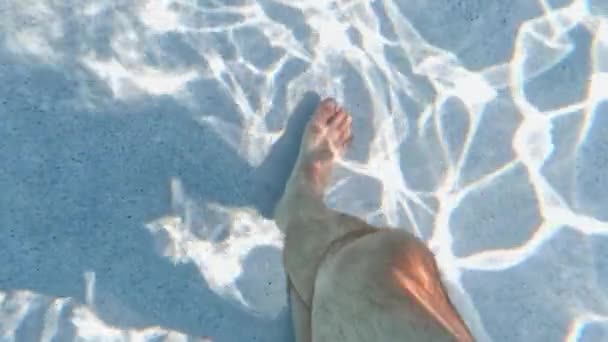 Erkek Bacakları Havuzda Dinleniyor Güneşleniyor Tatil Yüksek Kalite Görüntü — Stok video