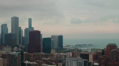 Sisli bir günde Chicago 'nun hava manzarası. Chicago Illinois şehir merkezinde bulutlu bir gün, şehrin merkezindeki gökdelenler ve iş merkezleri sisle kaplıdır. Yüksek kalite 4k görüntü