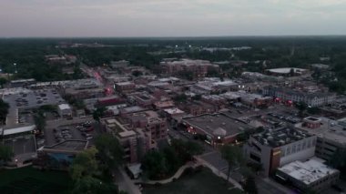 Akşam vakti Naperville şehir merkezinde. Hava aracı görüntüleri. Yüksek kalite 4k görüntü