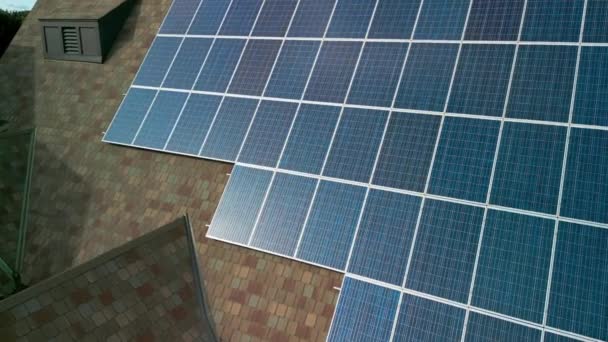 在私人农舍上安装太阳能电池板 空中风景 高质量的4K镜头 — 图库视频影像