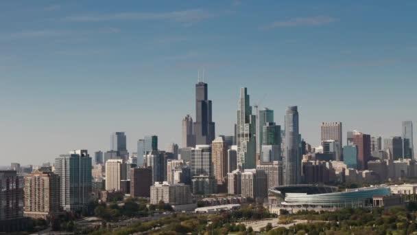 阳光明媚的日子里 可以看到芝加哥市中心天际线的俯瞰画面 高质量的4K镜头 — 图库视频影像