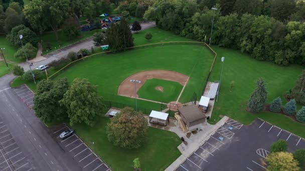 Flygdrönare Med Utsikt Över Grön Baseballplan Baseballdiamant Idrottsplan Community Park — Stockvideo