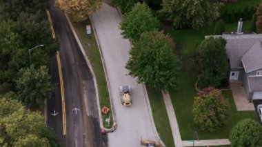 Banliyölerdeki asfalt yol inşaatı üzerinde hava manzarası. Yukarıdan aşağı. Yüksek kalite 4k görüntü