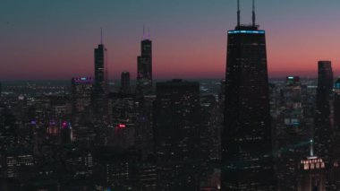Chicago şehir merkezindeki gökdelenin akşam vakti havadan çekilmiş görüntüsü. Zoom atışı. Yüksek kalite 4k görüntü