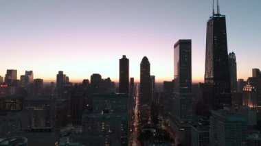 Chicago şehir merkezindeki gökdelenin akşam vakti havadan çekilmiş görüntüsü. Kamerayı çek. Yüksek kalite 4k görüntü