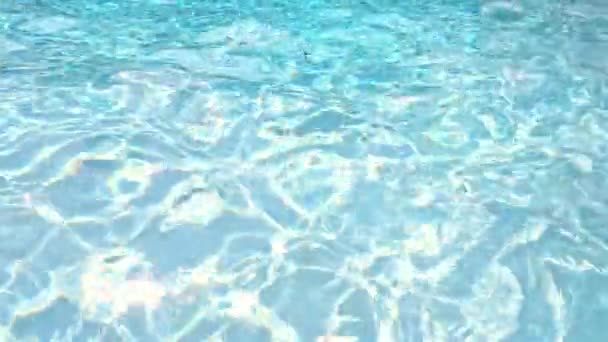 水面质感 游泳池清澈的波纹 阳光折射 大范围拍摄 高质量的4K镜头 — 图库视频影像
