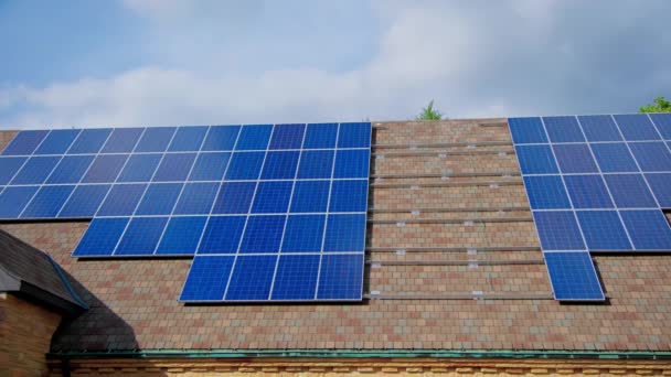 私人农舍上的太阳能电池板 移动射击 高质量的4K镜头 — 图库视频影像