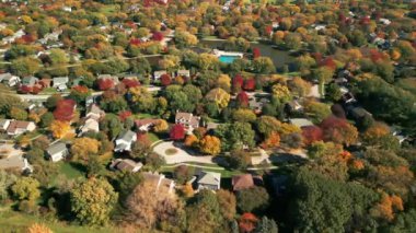 Banliyödeki evleri. Sonbahar güneşli bir gün. Havadan bakıldığında geniş. - Evet. Yüksek kalite 4k görüntü