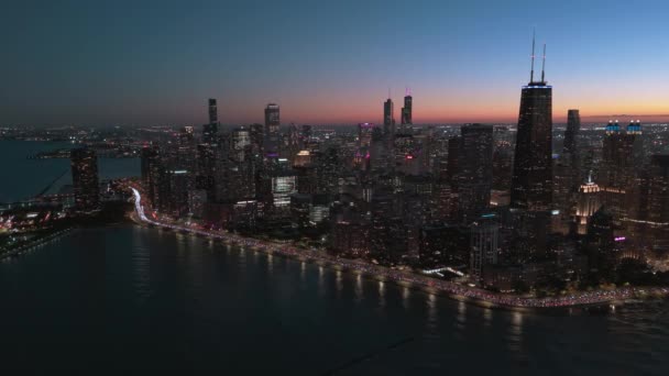 Imágenes Aéreas Del Rascacielos Del Centro Chicago Por Noche Imágenes — Vídeos de Stock