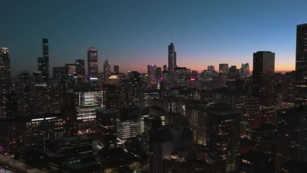 Letecký Záběr Mrakodrapu Chicago Downtown Večerních Hodinách Široký Záběr Vysoce — Stock video