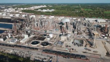 Petrol ve gaz yakıtlı kimyasal rafineri petrokimya fabrikasının geniş hava görüntüleri. Geniş açı. Yüksek kalite 4k görüntü