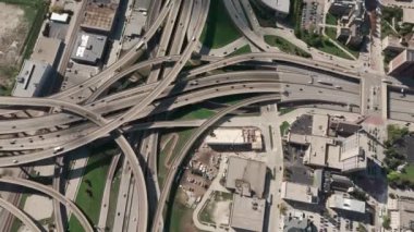 Birden fazla üstgeçitte trafiğin olduğu ünlü yol kesişiminin yukarıdan aşağı hava görüntüsü. Yüksek kalite 4k görüntü