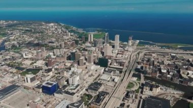 Milwaukee şehir merkezinin havadan geniş manzarası, Michigan göl kıyısı. Milwaukee, Wisconsin, ABD. Yüksek kalite 4k görüntü