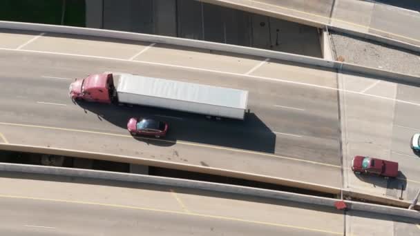 空中俯瞰的交通交汇处与立交桥公路与移动的汽车和红色卡车 道路交叉口 高质量的4K镜头 — 图库视频影像