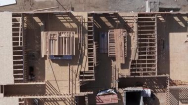 Çerçevelerin ve inşaat halindeki evlerin havadan aşağı görüntüsü. Yüksek kalite 4k görüntü
