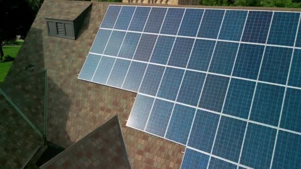 民間の田舎の家の太陽電池パネルの取付け 空中移動する映像 高品質の4K映像 — ストック動画