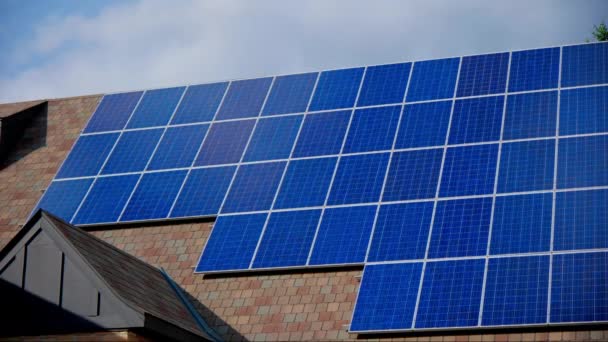 太阳能电池板在私人乡村房屋的屋顶上 是的高质量的4K镜头 — 图库视频影像