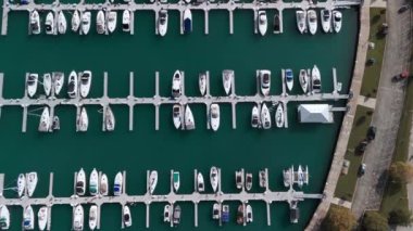 Yat limanının havadan çekilmiş görüntüleri, Chicago Limanı 'nda, Michigan Gölü' nde bir sürü tekne. Yüksek kalite 4k görüntü