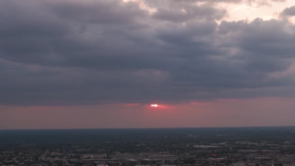 住宅開発に関する日没 都市郊外の住宅や家屋の空中降下ショット 高品質の4K映像 — ストック動画