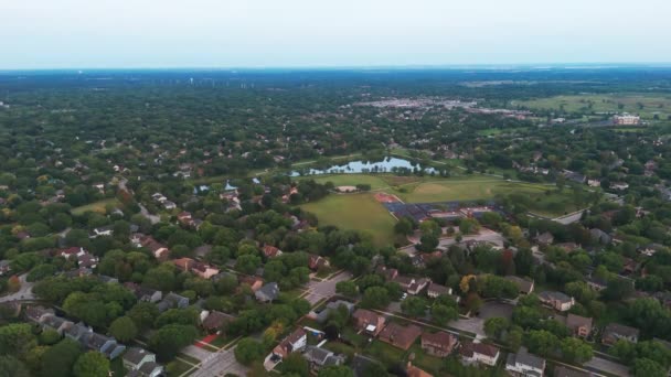 从空中俯冲城市郊区的房屋和住宅 晚上好高质量的4K镜头 — 图库视频影像