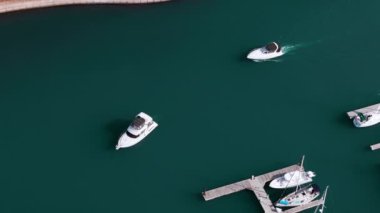 Botun marina yakınlarındaki sularda havadan yavaş çekim görüntüsü. Kayığın yüzüşünü ve sularda dalgaların yükselmesini gösteren görüntüler. - Evet. Yüksek kalite 4k görüntü