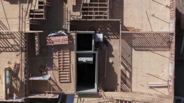 Çerçevelerin ve inşaat halindeki evlerin havadan aşağı görüntüsü. Yüksek kalite 4k görüntü