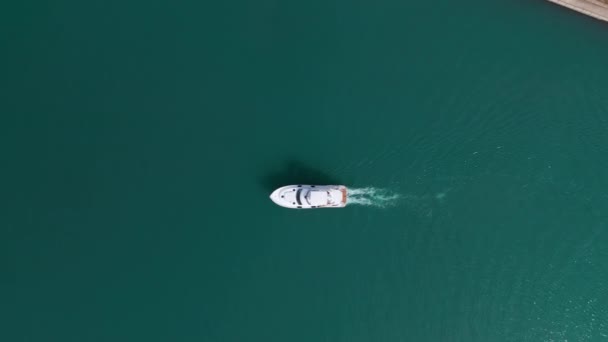 Tiro Superior Drone Câmera Lenta Tiro Barco Águas Perto Marina — Vídeo de Stock