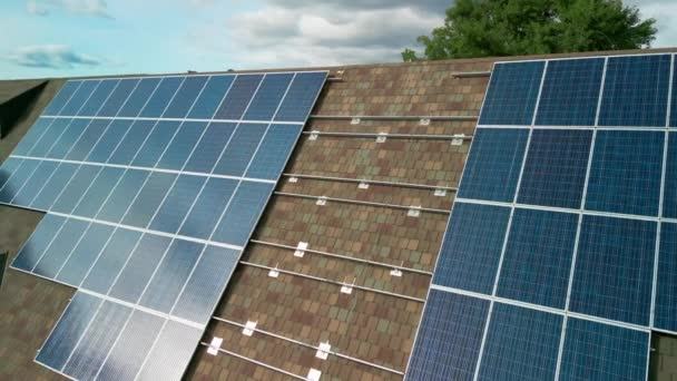 Instalace Solárních Panelů Soukromém Venkovském Domě Záběry Přesunu Dronu Vysoce — Stock video