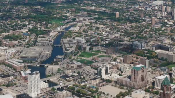 Milwaukee Şehir Merkezinin Michigan Göl Kıyısının Havadan Geniş Görüntüsü Milwaukee — Stok video