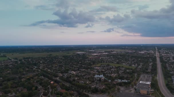 住房开发的日落 城市郊区房屋和住宅的空中全景 高质量的4K镜头 — 图库视频影像