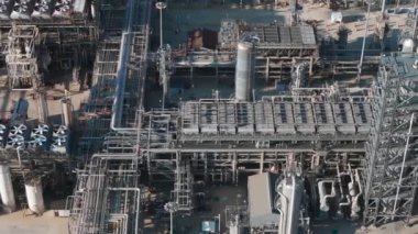 Petrol ve gaz rafinerisi petrokimya fabrikasının insansız hava aracı görüntüleri. Geniş açı. Yüksek kalite 4k görüntü