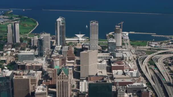Milwaukee Şehir Merkezinin Geniş Görüşlü Insansız Hava Aracı Michigan Gölü — Stok video