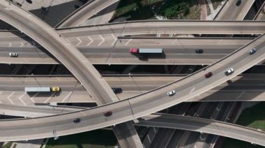 İHA 'nın yukarıdan aşağıya geniş görüşü birden fazla üstgeçitte trafiğin olduğu yol kesişiminde. Yüksek kalite 4k görüntü