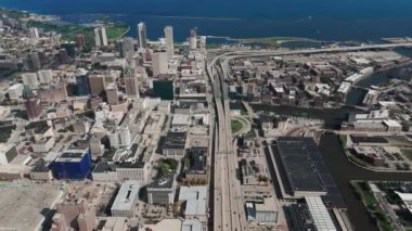 Milwaukee şehir merkezinin geniş görüşlü insansız hava aracı, Michigan gölü kıyısı. Milwaukee, Wisconsin, ABD. Yüksek kalite 4k görüntü