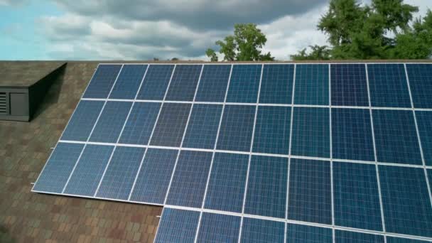 Solaranlage Auf Privatem Landhaus Bewegte Luftaufnahmen Hochwertiges Filmmaterial — Stockvideo