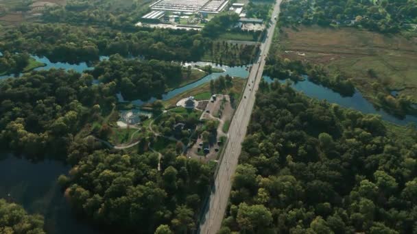 在市郊附近的州立公园 空中拍摄的是一条大河 高质量的4K镜头 — 图库视频影像