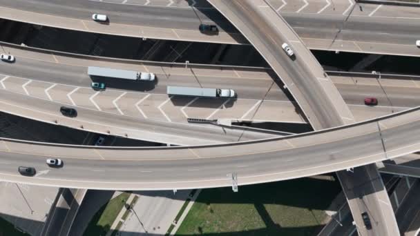 Vista Arriba Hacia Abajo Del Dron Intersección Carreteras Con Camión — Vídeos de Stock