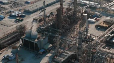 Petrol ve gaz rafinerisi petrokimya fabrikası. İHA geniş görüntü. Yüksek kalite 4k görüntü