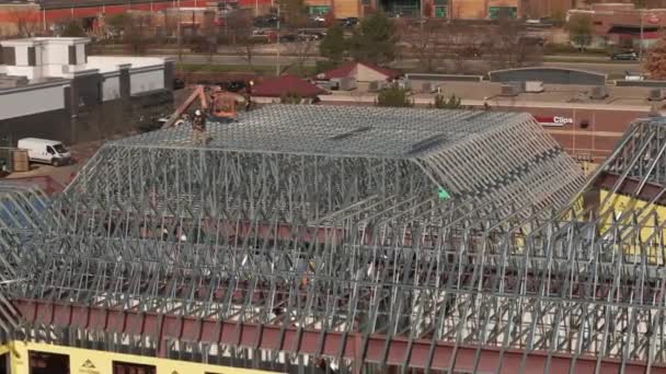 지붕의 산업용 건물이나 창고에 새로운 지붕을 설치하는 고품질 — 비디오