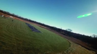 FPV uzaktan kumandalı uçağın insansız hava aracı görüntüsü. Yüksek kalite 4k görüntü