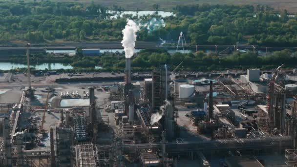 Aardolie Gasolie Raffinaderij Petrochemische Fabriek Drone Brede Beelden Zonnige Dag — Stockvideo