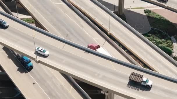 Widok Lotu Ptaka Skrzyżowanie Wiaduktami Autostrad Poruszającymi Się Samochodami Czerwonymi — Wideo stockowe