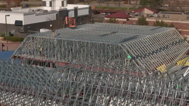 Аэросъемка Промышленной Крыши Крыши Устанавливают Новую Крышу Промышленном Здании Складе — стоковое видео