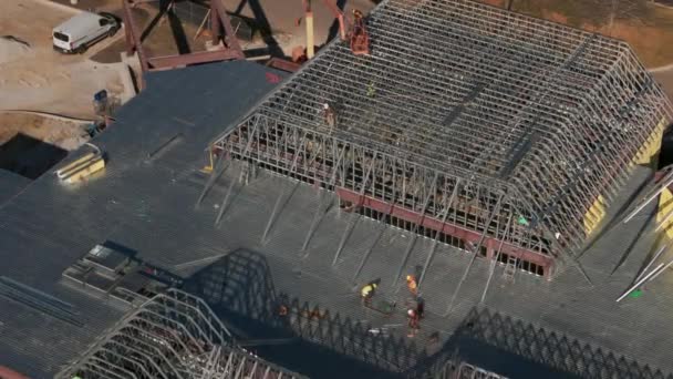 Промышленная Крыша Крыши Устанавливают Новую Крышу Промышленном Здании Складе Воздушный — стоковое видео