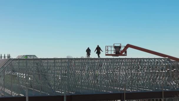 Szeroki Widok Lotu Ptaka Dach Przemysłowy Dekarze Instalujący Nowy Dach — Wideo stockowe
