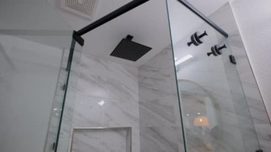 Modern Tiled Banyo with Duşlu Özel ev, gayrimenkul içi. Geniş çaplı görüntü. Yüksek kalite 4k görüntü