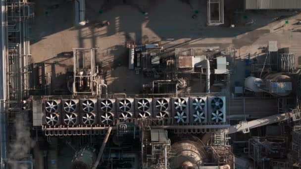 石油とガソリン燃料精製所の石油化学プラントの映像をトップダウン ドローンからワイドショット 高品質の4K映像 — ストック動画
