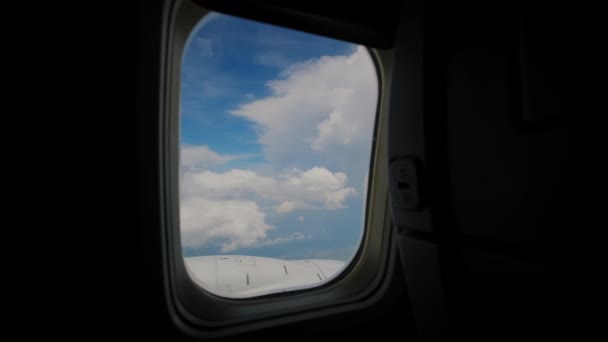 Flygplansvingen Flyger Moln Och Blå Himmel Flygplan Passagerarluckor Högkvalitativ Film — Stockvideo