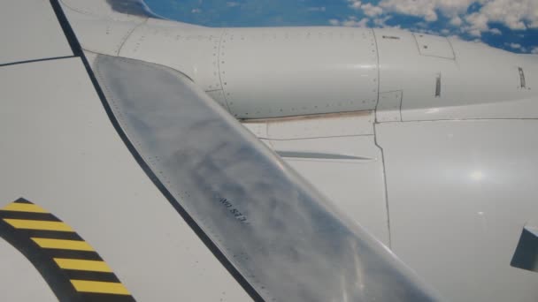 乘客通过舷窗看到的飞行中的飞机翼要素 高质量的4K镜头 — 图库视频影像